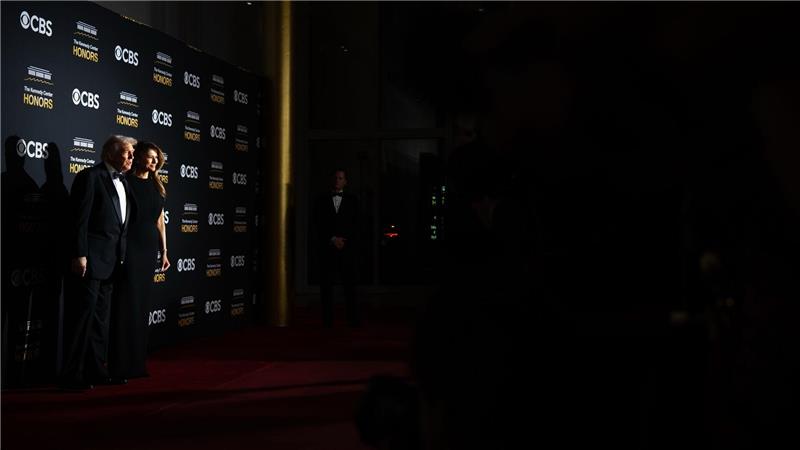 US-Präsident Donald Trump und First Lady Melania Trump schreiten über den roten Teppich vor den 48. Kennedy Center Honors im John F. Kennedy Center for the Performing Arts in Washington.