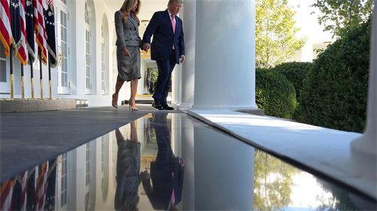 US-Präsident Donald Trump und Melania Trump im Rosengarten des Weißen Hauses