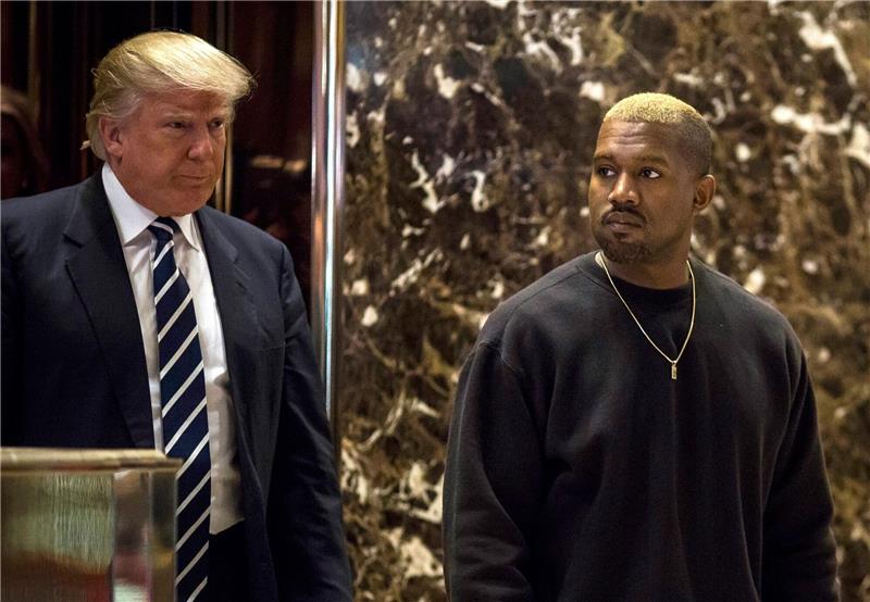 Trump und Kanye West im Clinch wegen eines Dinners US-Präsident Donald Trump und US-Rapper Kanye West gehen im Trump Tower in Manhattan. (Archiv)