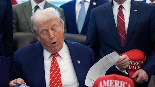 US-Präsident Donald Trump unterzeichnet ein Haushaltsgesetz, das den teilweisen Stillstand der US-Regierungsgeschäfte beendet.