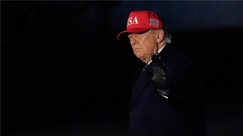 US-Präsident Donald Trump verlässt Marine One nach seiner Ankunft mit der Marine One auf dem Südrasen des Weißen Hauses.