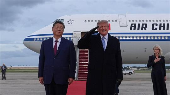 US-Präsident Donald Trump verzog es das Gesicht, als Bomber des US-Militärs über der Empfangszeremonie hinwegflogen. 