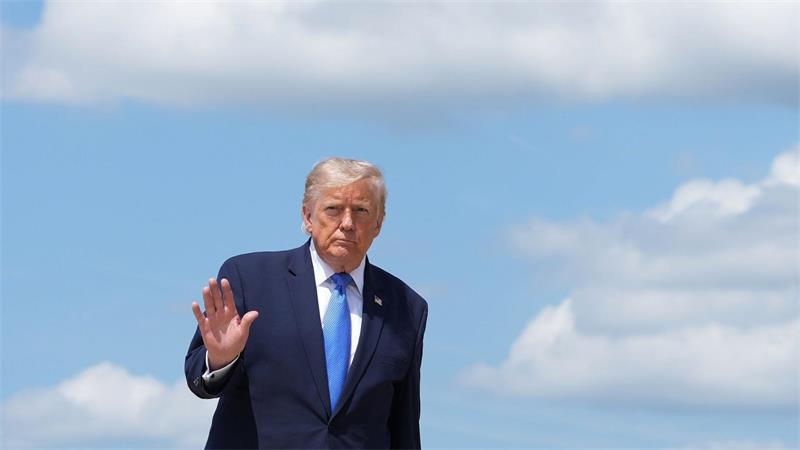 Polizei in LA nimmt vor Trump-Auftritt bewaffneten Mann fest US-Präsident Donald Trump vor dem Abflug in Richtung Westküste.
