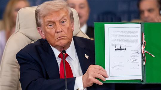US-Präsident Donald Trump zeigt den unterzeichneten Friedensvertrag beim Gaza-Gipfel unter Vorsitz von Ägyptens Präsident Al-Sisi.