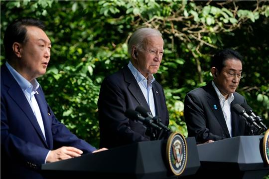 US-Präsident Joe Biden (M), Japans Premierminister Fumio Kishida (r), und Südkoreas Präsident Yoon Suk Yeol bei einer  Pressekonferenz in Camp David.
