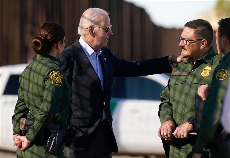 Biden reist an US-Südgrenze - Gouverneur übt scharfe Kritik US-Präsident Joe Biden (M) spricht mit Grenzschutzbeamten an der US-mexikanischen Grenze in El Paso, Texas.