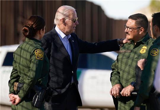 US-Präsident Joe Biden (M) spricht mit Grenzschutzbeamten an der US-mexikanischen Grenze in El Paso, Texas.