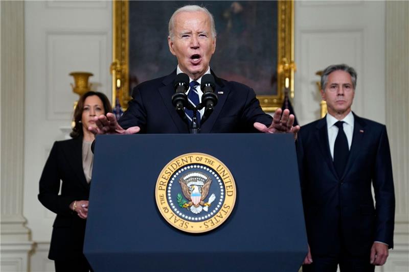 Biden: US-Bürger unter Geiseln der islamistischen Hamas US-Präsident Joe Biden (M) spricht im Weißen Haus auf zur Lage nach dem Hamas-Großangriff auf Israel- Im Hintergrund: Vizepräsidentin Kamala Harris und Außenminister Antony Blinken.