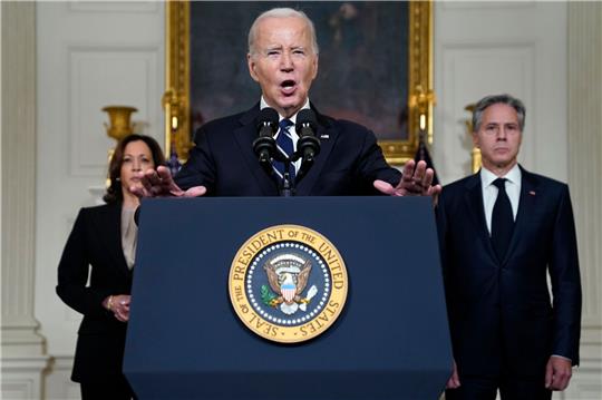 US-Präsident Joe Biden (M) spricht im Weißen Haus auf zur Lage nach dem Hamas-Großangriff auf Israel- Im Hintergrund: Vizepräsidentin Kamala Harris und Außenminister Antony Blinken.