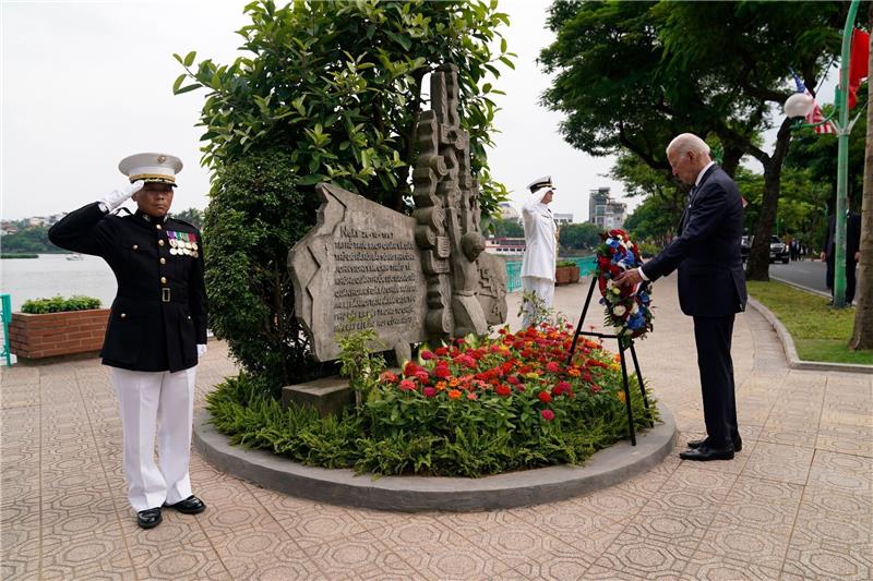Biden gedenkt in Hanoi seinem „guten Freund” John McCain US-Präsident Joe Biden besucht das John Sidney McCain III Memorial.