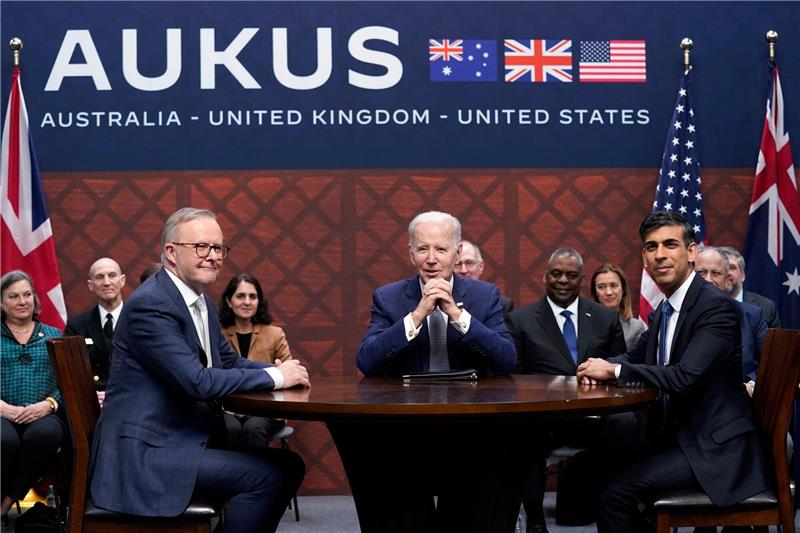 USA, Großbritannien und Australien treiben U-Boot-Pakt voran US-Präsident Joe Biden empfängt den australischen Regierungschef Anthony Albanese (l) und den britischen Premier Rishi Sunak (r) in San Diego.