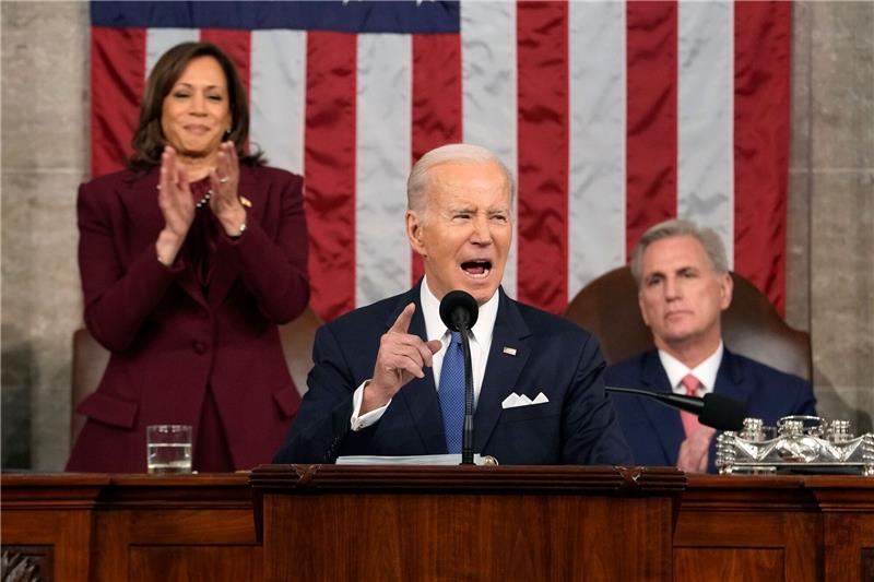Biden bei Rede zur Lage der Nation wie ein Wahlkämpfer US-Präsident Joe Biden hält seine Rede zur Lage der Nation. Hinter ihm applaudiert Vizepräsidentin Kamala Harris, daneben sitzt Kevin McCarthy, Sprecher des Repräsentantenhauses.