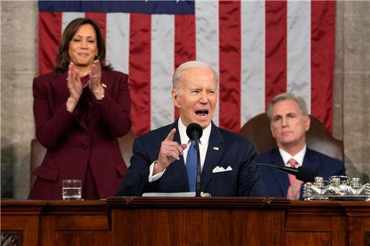 US-Präsident Joe Biden hält seine Rede zur Lage der Nation. Hinter ihm applaudiert Vizepräsidentin Kamala Harris, daneben sitzt Kevin McCarthy, Sprecher des Repräsentantenhauses.