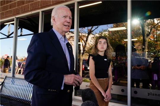 US-Präsident Joe Biden hat in Delaware mit Enkelin Natalie Biden seine Stimme für die Kongresswahlen abgegeben.