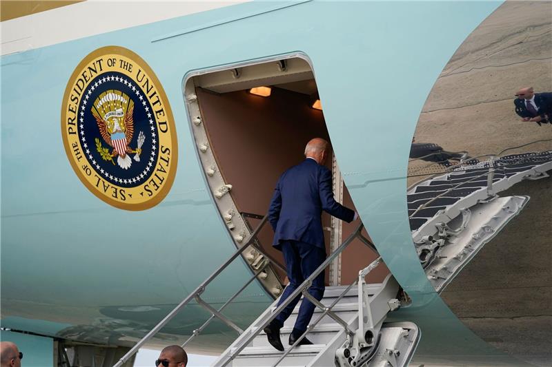 Nach negativem Corona-Test: Biden zu G20-Gipfel aufgebrochen US-Präsident Joe Biden hat sich nicht bei seiner an Corona erkrankten Ehefrau Jill angesteckt und reist mit der Air Force One nach Neu-Delhi.