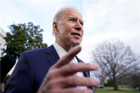 US-Präsident Joe Biden im Gespräch mit Reportern.