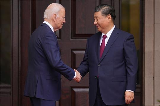 US-Präsident Joe Biden (l) sagte, die Gespräche gehörten zu den «konstruktivsten und produktivsten», die er mit Chinas Staatschef Xi Jinping gehabt habe.