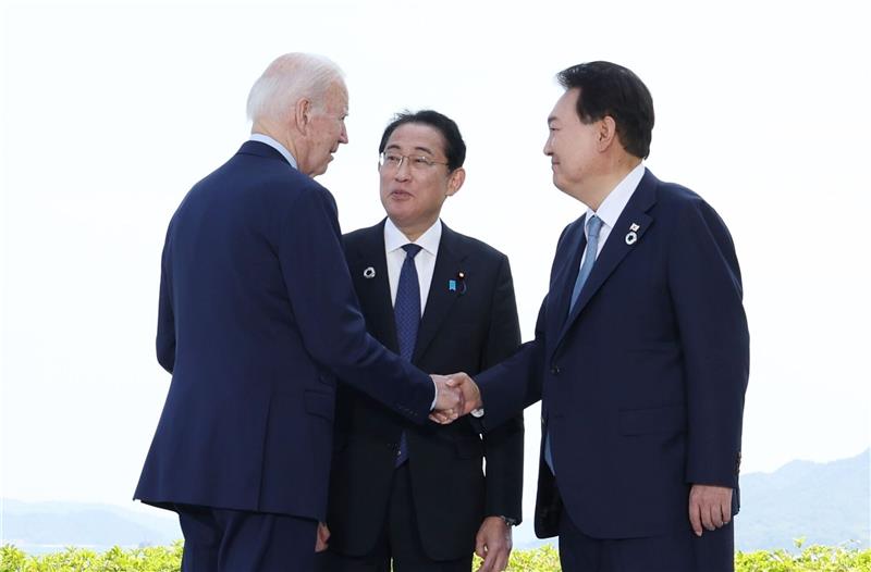 Bericht: Japan und USA entwickeln moderne Abfang-Raketen US-Präsident Joe Biden (l) trifft im August mit Japans Regierungschef Fumio Kishida und dem südkoreanischen Präsidenten Yoon Suk Yeol (r) zu einem Gipfeltreffen zusammen.
