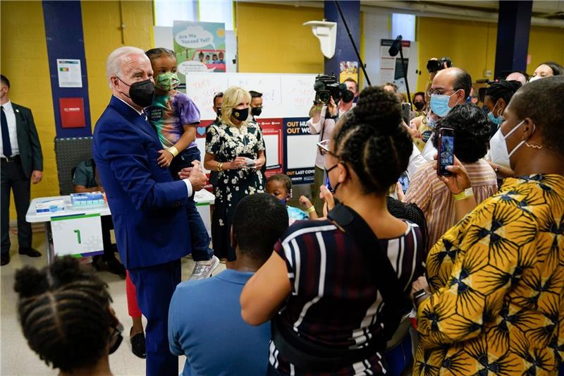 Biden wirbt für Corona-Impfung für Unter-Fünfjährige US-Präsident Joe Biden (l) und First Lady Jill Biden (M) besuchen eine Corona-Impfklinik in Washington.
