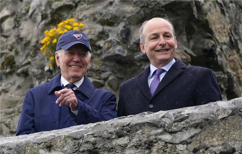Biden in Irland: Wirtschaftspotenzial nutzen US-Präsident Joe Biden (l) und Micheal Martin, stellvertretender Premierminister von Irland, am Carlingford Castle.