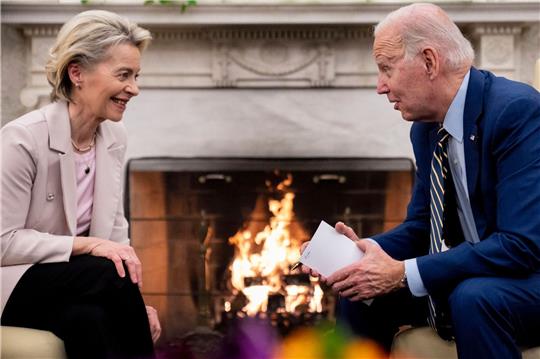 US-Präsident Joe Biden mit EU-Kommissionspräsidentin Ursula von der Leyen im Oval Office des Weißen Hauses.