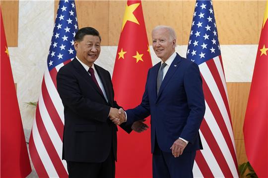 US-Präsident Joe Biden (r), schüttelt dem chinesischen Präsidenten Xi Jinping bei ihrem Treffen vor dem G20-Gipfel die Hand. Es ist das erste persönliche Treffen seit Bidens Amtsantritt vor knapp zwei Jahren. Foto: Alex Brandon/picture alliance/dpa/AP