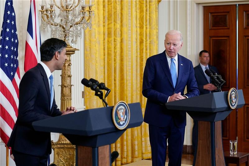 Biden und Sunak beschwören transatlantischen Gleichschritt US-Präsident Joe Biden (r) und Premier Rishi Sunak bei ihrer Pressekonferenz im Weißen Haus.