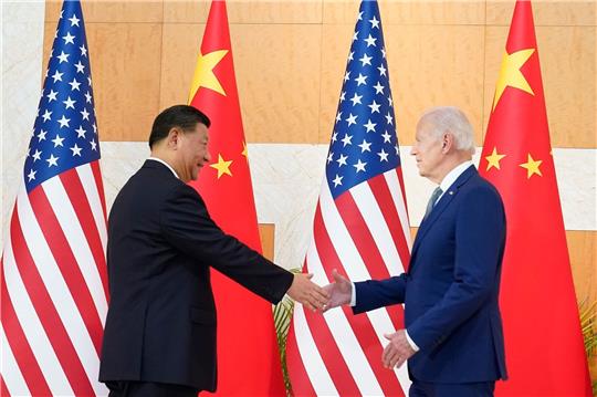 US-Präsident Joe Biden schüttelt dem chinesischen Präsidenten Xi Jinping bei ihrem Treffen vor dem G20-Gipfel die Hand.