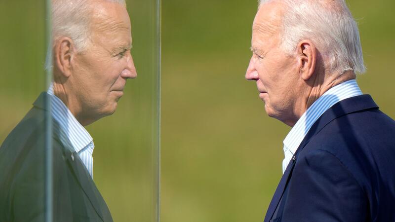 US-Präsident Joe Biden spiegelt sich in kugelsicherem Glas nach einer Rede in Wisconsin.