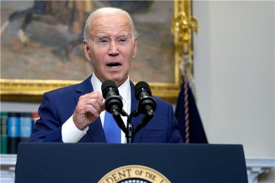 US-Präsident Joe Biden spricht im Roosevelt Room des Weißen Hauses.