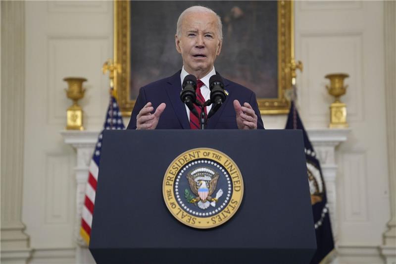Biden kündigt neues Paket mit Militärhilfe für Ukraine an US-Präsident Joe Biden spricht vor der Unterzeichnung eines Hilfspakets für die Ukraine, das auch die Unterstützung Israels, Taiwans und anderer Verbündeter umfasst, im State Dining Room des Weißen Hauses.
