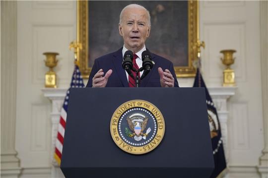 US-Präsident Joe Biden spricht vor der Unterzeichnung eines Hilfspakets für die Ukraine, das auch die Unterstützung Israels, Taiwans und anderer Verbündeter umfasst, im State Dining Room des Weißen Hauses.