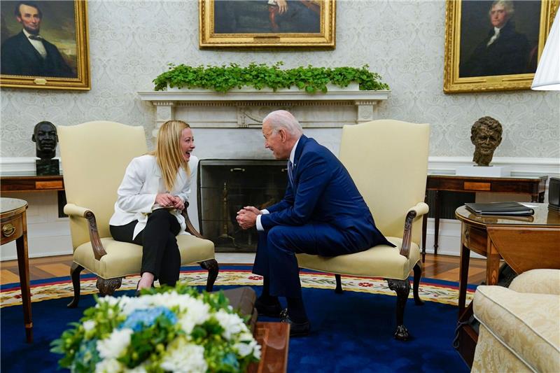 Meloni: Beziehung zu USA ist „historisch eng” US-Präsident Joe Biden trifft Italiens Ministerpräsidentin Giorgia Meloni im Oval Office des Weißen Hauses.