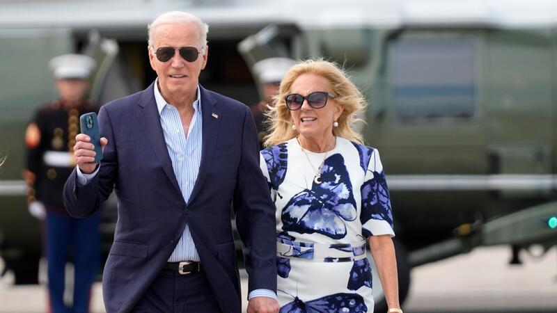 Nach TV-Debakel: Biden trotzt Forderungen nach Rückzug US-Präsident Joe Biden und First Lady Jill Biden kommen mit der Marine One am East Hampton Airport an.