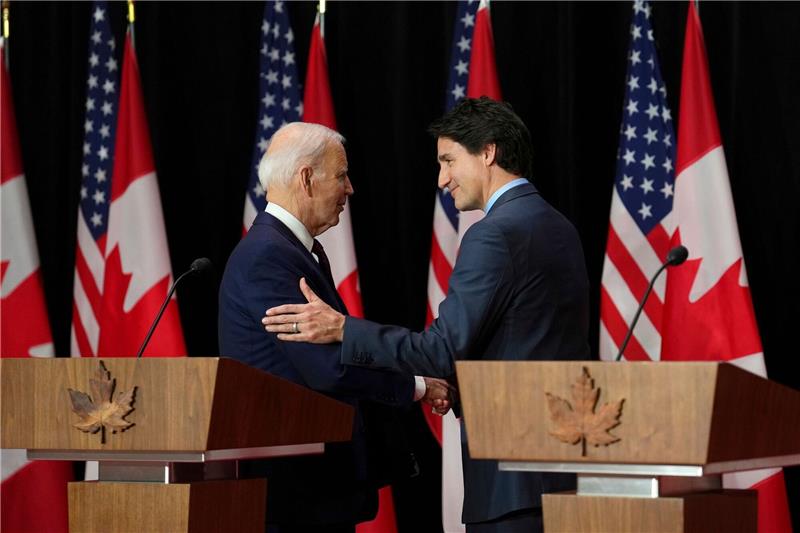 Biden verkündet Asyleinigung mit Kanada US-Präsident Joe Biden und sein kanadischer Amtskollege Justin Trudeau haben sich bei einem Treffen in Ottawa auf ein Asylabkommen geeinigt, dass einen illegalen Grenzübergang zwischen den beiden Ländern schließen soll.