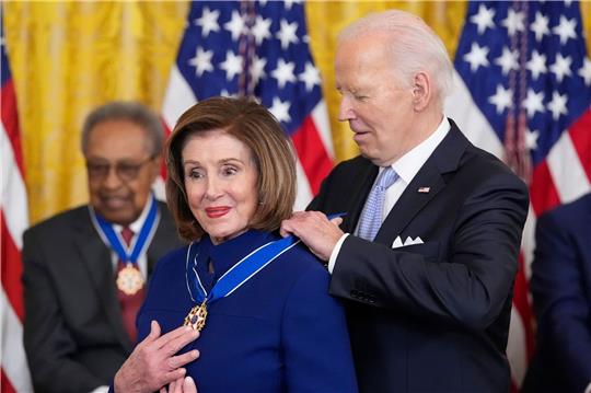 US-Präsident Joe Biden verleiht die Presidential Medal of Freedom an die Abgeordnete Nancy Pelosi.