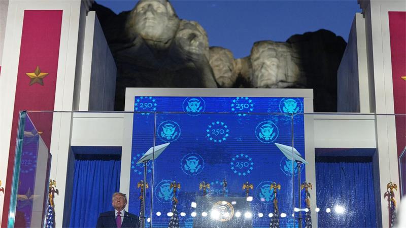US-Präsident Trump hält seine Rede zum 250. Geburtstag der USA an einem geschichtsträchtigen Ort - dem Mount Rushmore National Memorial.