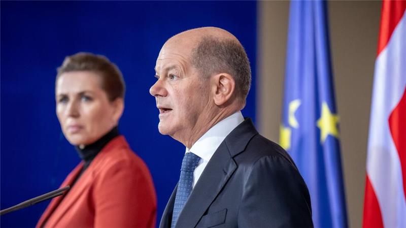 Scholz warnt erneut vor gewaltsamen Grenzverschiebungen US-Präsident Trump macht wegen Grönland massiv Druck auf Dänemark. Ministerpräsidentin Mette Frederiksen stimmt sich nun mit Kanzler Scholz ab und reist auch nach Paris und Brüssel.