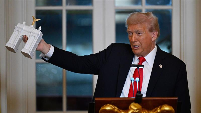 Bilder des Tages US-Präsident Trump präsentiert Modell eines Triumphbogens