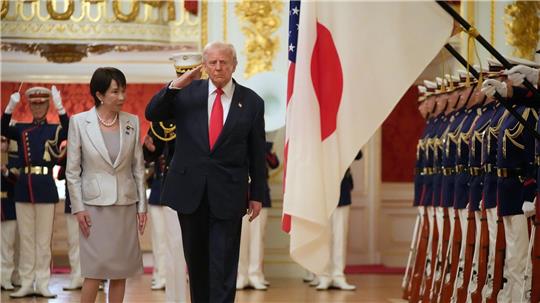 Bilder des Tages US-Präsident Trump salutiert bei seinem Besuch in Tokio.