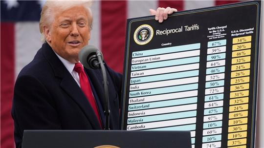 US-Präsident Trump schiebt die Frist für seine Zölle auf - die Unsicherheit aber belastet deutsche Firmen. (Archivbild)