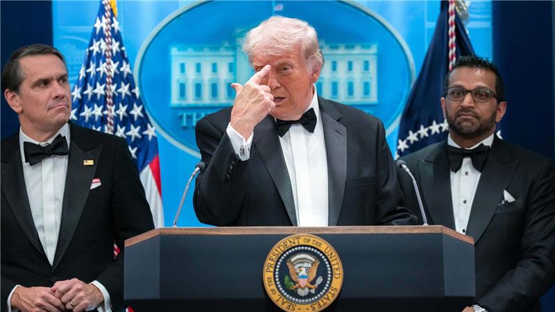 US-Präsident Trump trat nach dem Vorfall im Smoking vor die Presse.