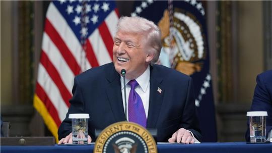 US-Präsident Trump verpflichtet Tech-Konzerne zu eigener Stromproduktion für Rechenzentren.