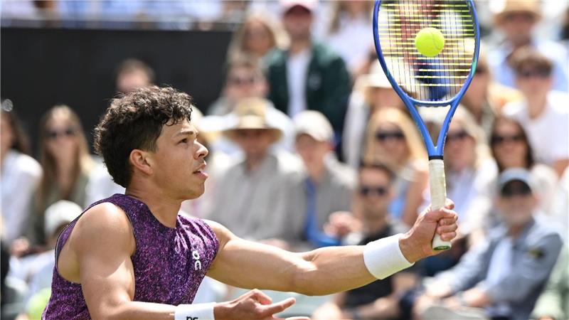 US-Profi Ben Shelton feiert den Turniersieg in Stuttgart.