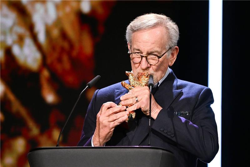 US-Regisseur Steven Spielberg freut sich über die Auszeichnung mit dem Goldenen Ehrenbären der Berlinale.