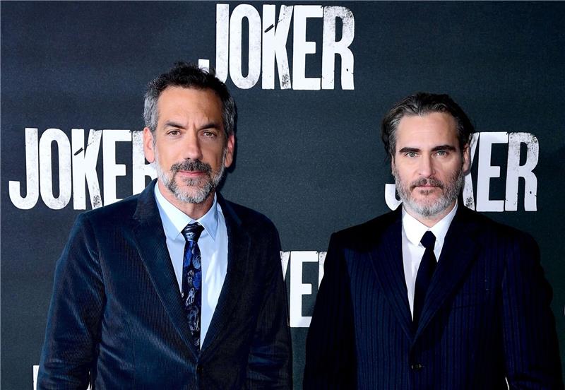 US-Regisseur Todd Phillips (l) und US-Schauspieler Joaquin Phoenix bei einer Sondervorführung des Films «Joker».
