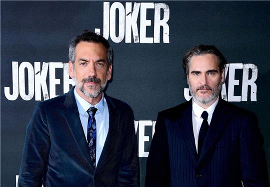 US-Regisseur Todd Phillips (l) und US-Schauspieler Joaquin Phoenix bei einer Sondervorführung des Films «Joker».