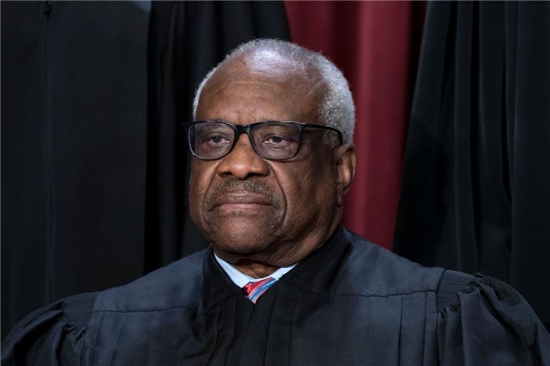 Oberster US-Richter bekam Reisen mit Privatjet spendiert US-Richter Clarence Thomas hat Flüge in einer Maschine des Immobilienmoguls Harlan Crow sowie Hotelbuchungen auf dessen Kosten offengelegt.