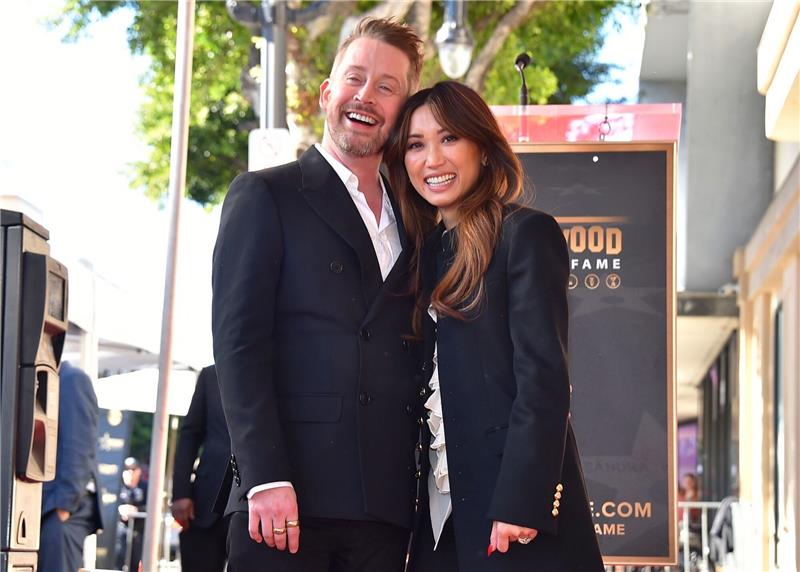 US-Schauspieler Macaulay Culkin posiert mit seiner Partnerin Brenda Song auf dem Hollywood «Walk of Fame».