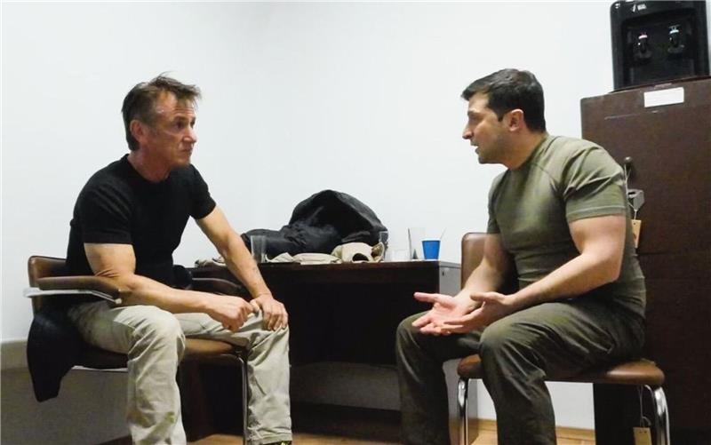 Die Berlinale 2023 blickt auch auf Krisen US-Schauspieler Sean Penn (l) und der ukrainische Präsident Wolodymyr Selenskyj in einer Szene des Dokumentarfilms "Superpower".
